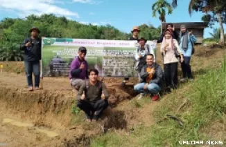 Dosen Unitas Padang, Dr Ir Jamilah di areal penelitian "Pemanfaatan Cendawan Mikoriza Arbuskular, Charged Biochar, Pemangkasan, Dan Teknik Salibu" di Nagari Tigo Koto Silungkang, Kecamatan Palembayan Kabupaten Agam. (istimewa)
