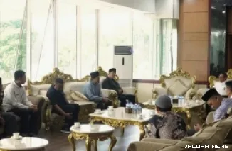 Wako Bukittinggi, Ramlan Nurmatias menerima audiensi pengurus Masjid Tablighiyah Garegeh di ruang transit balai kota, Rabu. (hamriadi)