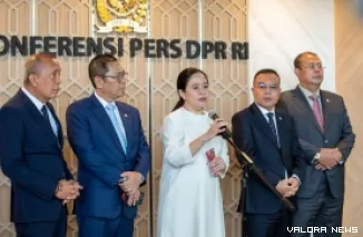 Ketua DPR RI, Puan Maharani memberikan keterangan pers pada sesi door stop di gedung parlemen, Senayan, Jakarta, Kamis. (humas)