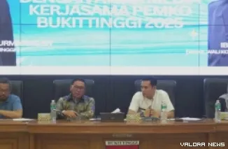 Wako Bukittinggi, Ramlan Nurmatias memberikan keterangan tentang kerjasama media di tahun 2025 pada awak media, Jumat. (hamriadi)