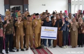 Gubernur Sumbar, Mahyeldi bersama Bupati Limapuluh Kota, Safni Sikumbang, Kepala Kanwil DJPb Sumbar, Mohammad Dody Fachrudin dan jajaran, foto bersama usai peluncuran program Pendampingan Desa Devisa, Selasa. (humas)