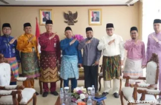 Gubernur Riau, Abdul Wahid foto bersama jajaran pengurus Baznas Riau, usai pertemuan di Ruang Rapat Kantor Gubermur Riau, Jumat. (humas)