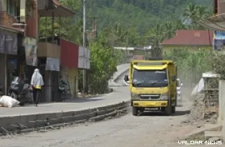 Kendaraan melintas di lokasi perbaikan ruas jalan penghubung Payakumbuh-Lintau, di  Nagari Labuah Gunuang, Rabu. (humas)