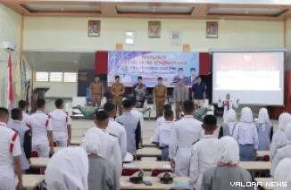 Ketua DPRD Sumbar, Muhidi memberikan arahan pada kegiatan Latihan Dasar Kepemimpinan (LDK) yang diikuti pengurus OSIS dari SMK se-Kota Pariaman dan Kabupaten Padang Pariaman, Senin. (humas)