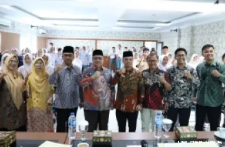 Ketua DPRD Sumbar, Muhidi foto bersama dengan peserta Bimtek LDK bagi pengurus OSIS SMK se-Sumatera Barat di aula SMKN 6 Padang, Sabtu. (humas)