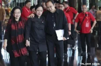 Ketua Umum PDIP, Megawati Sukarnoputri bersama Puan Maharani dan Prananda Prabowo, menuju lokasi pelaksanaan Bimtek PDIP yang digelar di Bali Beach Convention Center, Denpasar, Bali, Rabu malam. (humas)