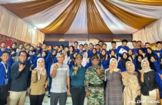Anggota DPRD Sumbar, Agus Syahdeman foto bersama dengan peserta Pelatihan Bela Negara yang digelar di kampus SMAN 2 Sumatera Barat, Sabtu. (humas)