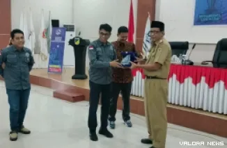 Ketum DPP PJS, Mahmud Marhaba menyerahkan cendra mata kepada Assisten I Pemprov Sulteng Fahrudin, di Palu Sulteng, Selasa. (humas)