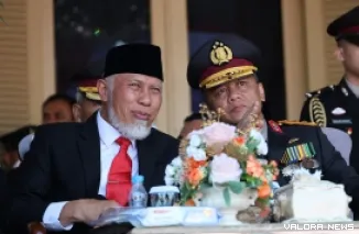 Gubernur Sumbar, Mahyeldi bersama Kapolda, saat menghadiri upacara peringatan Hari Bhayangkara ke-79 tahun 2025 di Lapangan Istana Gubernuran, Selasa. (humas)