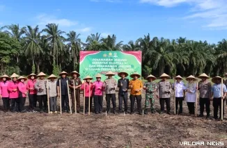 Kapolres Pasbar, AKBP Agung Tribawanto saat peresmian penanaman Jagung Serentak Kuartal III dan Penanaman Jagung di Lahan Perhutanan Sosial di Jorong Kampung Cubadak, Kecamatan Pasaman, Rabu. (robbi irwan)