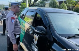 Personel Satlantas Polres Pasbar saat melakukan Operasi Patuh Singgalang tahun 2025 secara stationer di jalan lintas Ujung Tanah Batang Lingkin Nagari Aia Gadang Timur, Kecamatan Pasaman, Kamis. (robbi irwan)