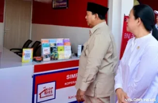 Ketua DPR RI, Puan Maharani mendampingi Presiden Prabowo Subianto meninjau sejumlah stand milik Koperasi Merah Putih, usai peluncuran secara nasional di Kecamatan Wonosari, Kabupaten Klaten, Jawa Tengah, Senin. (humas)