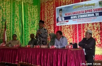 Anggota DPRD Sumbar, Agus Syahdeman berikan penjelasan tentang kegiatan reses pada warga Nagari Sirukam, Kecamatan Payung Sekaki, Sabtu. (humas)
