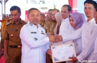 Gubernur Riau, Abdul Wahid menyerahkan penghargaan pada pengurus koperasi merah putih saat peluncuran secara nasional, Senin. (humas)