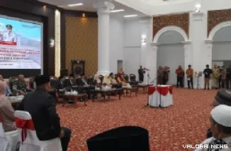 Wako Bukittinggi, Ramlan Nurmatias melantik Rismal Hadi sebagai Sekda di aula rumah dinas wali kota Belakang Balok, Selasa. (hamriadi)