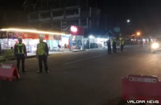 Personel Satlantas Polres Pasbar, menggelar razia stationer di depan Mako Lantas di Jalan Jalur 32, Sabtu malam. (robbi irwan)