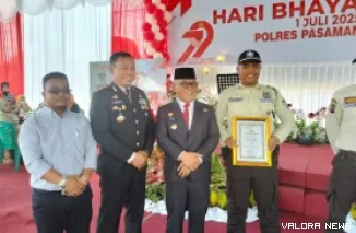 Kapolres Pasbar bersama Bupati dan jajaran, foto bersama dengan Irpan Hidayat, security PT Agrowiratama yang raih penghargaan di HUT Bhayangkara ke-79, di Polres Pasbar, Selasa. (robbi irwan)