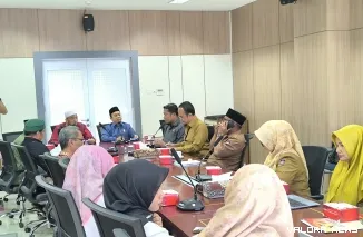 Ketua DPRD Padang, Muharlion didampingi anggota beserta jajaran sekratiat dan perwakilan OPD Pemko Padang, dialog dengan anggota DPD RI, Jelita Donal, Selasa sore. (humas)