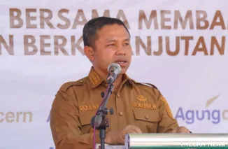 Gubernur Riau, Abdul Wahid resmikan ruang pustaka ramah lingkungan hasil program CSR dari Agung Concern kepada SMKN 1 Tapung, Senin. (humas)