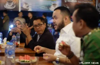 Ketua Umum GAPSI, Firdaus dialog santai dengan Fadly Amran (Wako Padang) dan John Kenedy Azis (Bupati Padang Pariaman) jelang penutupan Soundbarfes, Ahad malam. (humas)