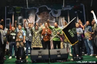 Ketua GAPSI, Firdaus bersama jajaran panitia dan peserta, pada penutupan penutupan Festival Soundsystem "Soundbarfest" yang diinisiasi Gerakan Pekerja Seni Indonesia (GAPSI), Sabtu malam. (istimewa)