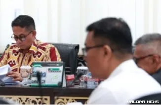 Wakil Ketua DPRD Sumbar, Evi Yandri memimpin rapat kerja bersama Komisi terkait hasil pembahasan Ranperda PPA Tahun 2024, di ruang khusus I, Senin. (humas)