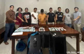 Tim Kalong Satreskrim Polres Pasaman Barat, bekuk AL (48), pelaku dugaan pidana pencurian uang milik Madran (72) di Nagari Lingkuang Aua, Kecamatan Pasaman bersama uang tunai yang digasak, Rabu. (robbi irwan)