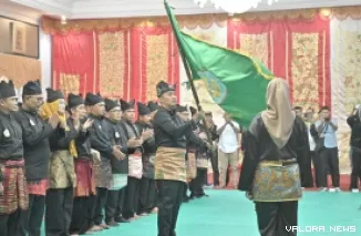 Ketua IPSI Sumbar, Vasko Ruseimy mengibarkan pataka usai pelantikan kepengurusan periode 2025-2029 di auditorium gubernuran, Kamis. (humas)