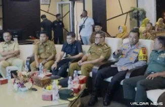 Wali Kota Bukittinggi beserta jajaran, mengikuti kegiatan ini secara daring, di Bukittinggi Command Center (BCC), Senin. (humas)