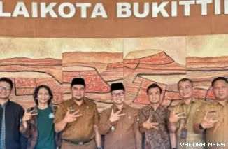 Wawako Bukittinggi, Ibnu Azis fotoo bersama dengan Benny Saputra, Ketua Bukittinggi Creative Network (BCN) beserta jajaran, di ruang kerja Wawako, Senin. (humas)