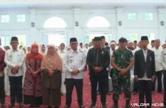 Wakil Wali Kota Bukittinggi, Ibnu Aziz dan jajaran, foto bersama dengan jemaah haji dan petugas yang telah kembali dari tanah suci, di balairung rumah dinas walikota, Rabu. (humas)