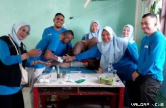 Ketua tim medis utama Yarsi Sumbar, dr Erwan Bardam Sp.B dan tim, saat proses khitan gratis dalam agenda Pekan Muhtadin dan Bakti Sosial yang digelar Dewan Dakwah dan Yarsi Sumbar di Kabupaten Kepulauan Mentawai. (istimewa)