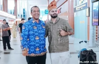 Kepala Dinas Pariwisata Riau, Roni Rakhmat bersama Joe Hattab di Bandara Internasional Sultan Syarif Kasim II Pekanbaru, Riau, Kamis sore. (humas)
