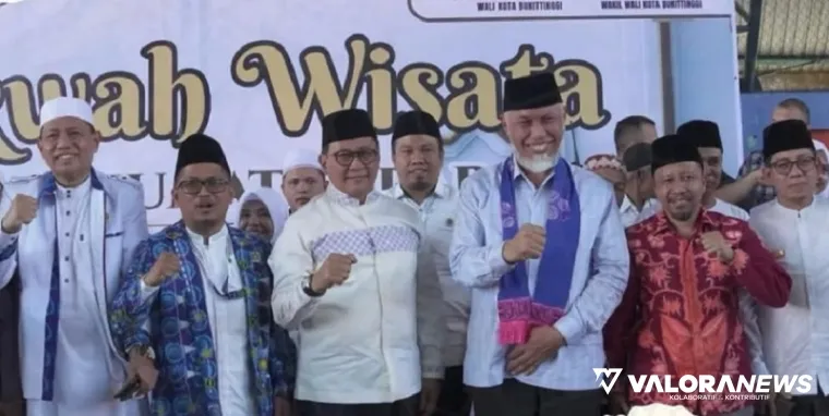 Gubernur Sumbar, Mahyeldi bersama Ramlan Nurmatias (Wako Bukittinggi) dan pengurus BKMT, foto bersama usai kegiatan Dakwah Wisata di GOR Bermawi, Ahad. (humas)