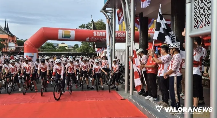 Gubernur Sumbar, Mahyeldi melepas peserta Gowes Parade Merah Putih sejauh 80 kilometer di halaman kantor gubernur, Senin pagi. (humas)