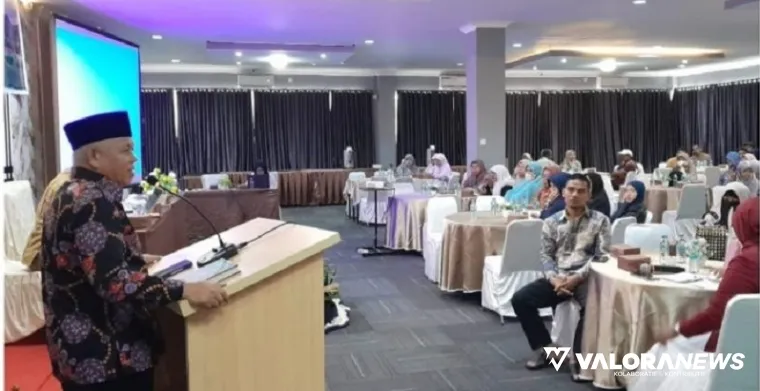 Anggota DPRD Sumbar, Nurfirmanwansyah memberikan arahan pada kegiatan Bimtek yang didukung Dinas P3AP2KP Sumbar di Kot Solok. (humas)