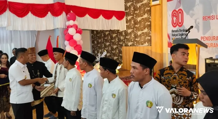 Wakil Gubernur Sumatera Barat, Vasco Ruseimy menyerahkan secara simbolis remisi kepada perwakilan warga binaan di Lapas Kelas IIA Padang, Ahad. (vebi rikiyanto)