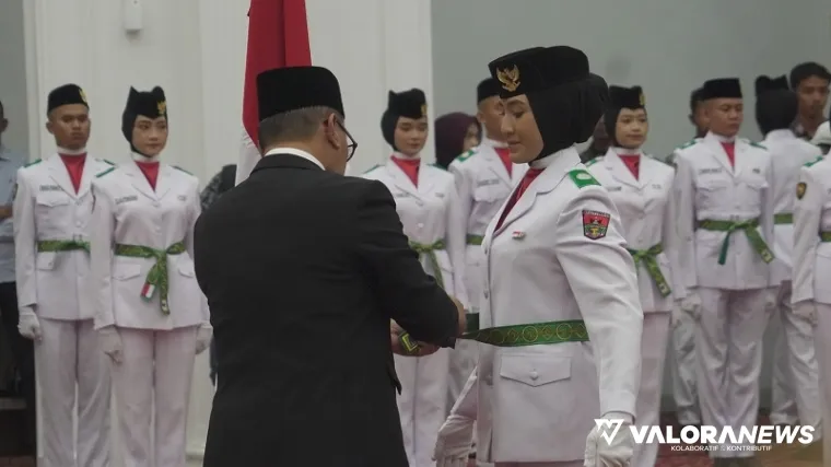 Wali Kota Bukittinggi, Ramlan Nurmatias memasangkan selempang pada perwakilan Paskibra yang akan bertugas di Lapangan Kantin 17 Agustus 2025 pada malam pengukuhan di Balairung Rumah Dinas Wako, Jumat. (humas)