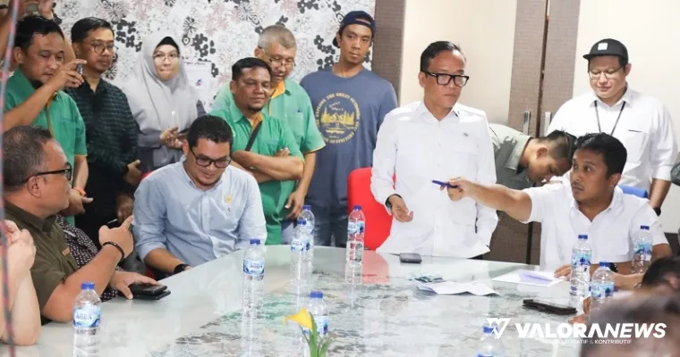 Wakil Menteri Ketenagakerjaan (Wamenaker) RI, Immanuel Ebenezer dan Wakil Gubernur Sumatera Barat (Wagub Sumbar), Vasko Ruseimy dengarkan keluhan pekerja yang tak dibayar gajinya, Kamis. (humas)