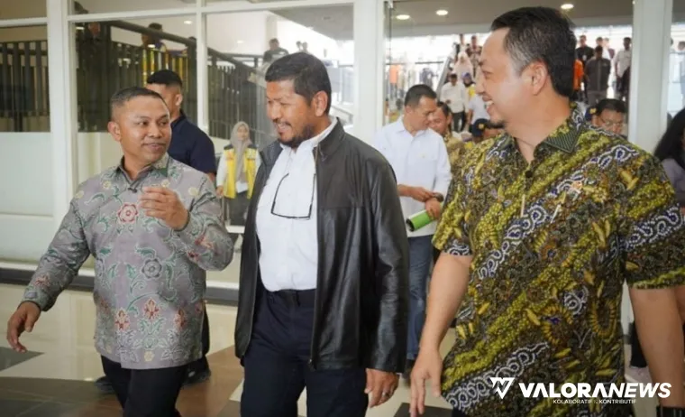 Gubernur Riau, Abdul Wahid mendampingi anggota Komisi V DPR RI, Lasarus, ke ruas Jalan Tol Trans-Sumatera Pekanbaru--Dumai KM 45, Kamis. (humas)