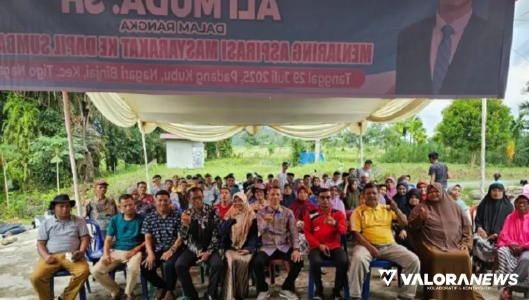 Anggota DPRD Sumatera Barat, Ali Muda foto bersama masyarakat usai kegiataan reses perorangan di Jorong Padang Kubu, Kenagarian Binjai, Kecamatan Tigo Nagari, Pasaman, Selasa. (humas)