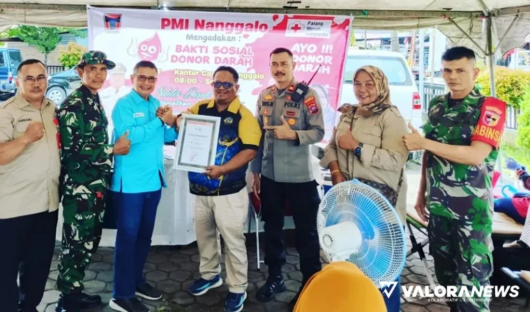 Camat Nanggalo, Amrizal Rengganis terima penghargaan dari Ketua PMI Padang, Zulhardi Z Latif usai pelaksanan donor darah di kantor kecamatan itu, Rabu. (humas)
