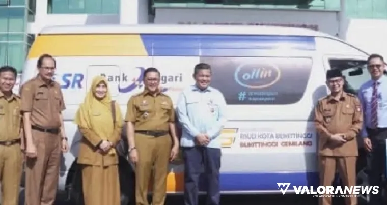 Wako Bukittinggi, Ramlan Nurmatias terima bantuan CSR dari Bank Nagari berupa 1 unit mobil yang akan digunakan untuk program jemput dan antar pasien ke rumah sakit, usai apel Senin pagi. (hamriadi)