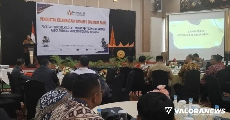 Ketua Bawaslu Sumbar, Alni memberikan sambutan pada kegiatan Forecasting Tata Kelola Lembaga Penyelenggara Pemilu Pasca Putusan Mahkamah Konstitusi tentang Pemisahan Pemilu di Bukittinggi, Senin. (hamriadi)