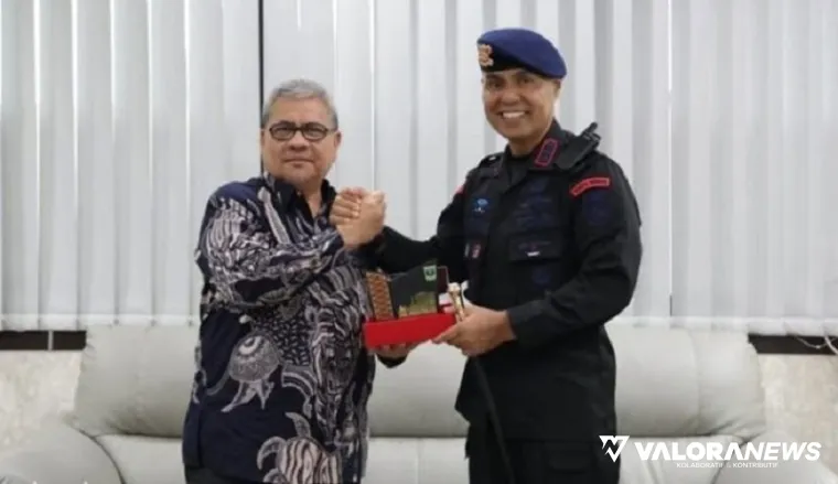 Ketua DPRD Sumbar, Muhidi bertukar cendramata dengan Dansat Brimob Polda Sumbar, Kombes Pol Lukman SD Malik, pada pertemuan silaturahmi, Jumat. (humas)