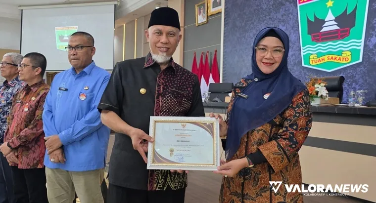 Gubernur Sumbar, Mahyeldi serahkan piagam penghargaan SAKIP A tiga tahun berturut-turut pada Kepala Biro Organisasi, Dina Febriyanti pada Rapat Pimpinan OPD di auditorium gubernuran, Kamis. (humas)