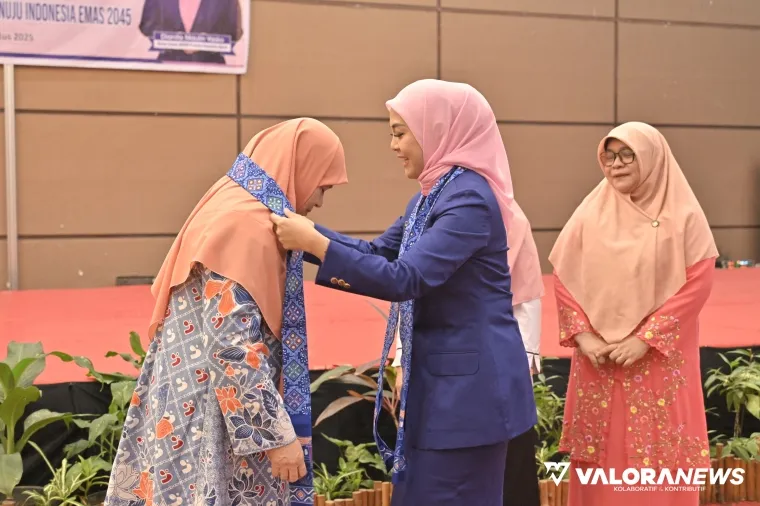 Ketua Umum BKOW Sumbar, Dianita Maulin Vasko kalungkan selendang selamat datang pada Ketua TP-PKK, Harneli Bahar pada, Rakor ini menghadirkan 61 organisasi perempuan, di Padang, Rabu. (humas)