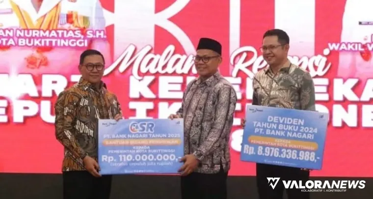 Wako Bukittinggi, Ramlan Nurmatias menerima secara simbolis bantuan CSR dari Bank Nagari pada malam resepsi Hari HUT ke-80 RI di Balairung Rumah Dinas Wali Kota Bukittinggi, Ahad. (humas)