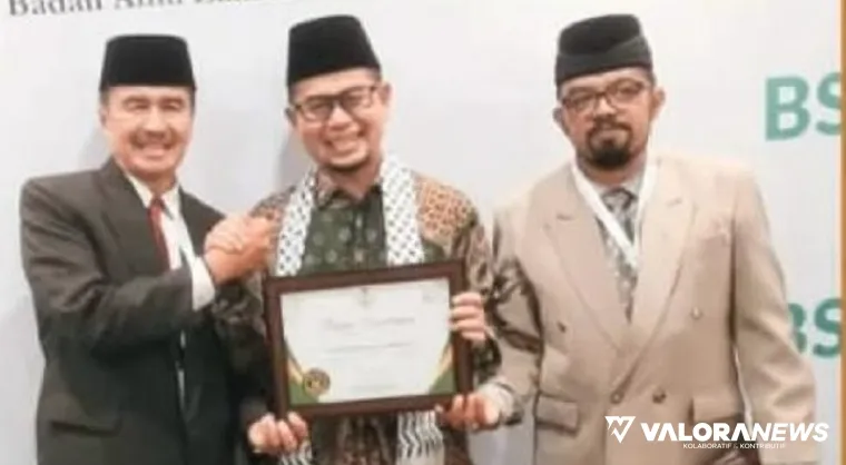 Wawako Bukittinggi, Ibnu Azis bersama pimpinan Baznas Bukittinggi, Yasrul dan YG Dt Alang Batuah usai terima penghargaan Baznas Award tahun 2025, di Jakarta, Kamis. (humas)