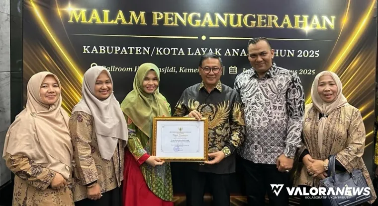 Wali Kota Bukittinggi, Ramlan Nurmatias didampingi Kepala DP3APPKB, Nauli Handayani dan sejumlah staf, foto bersama usai menerima penghargaan Kota Layak Anak Kategori Nindya di auditorium KH M Rasjidi, Kementerian Agama RI, Jakarta Pusat, Jumat. (humas)